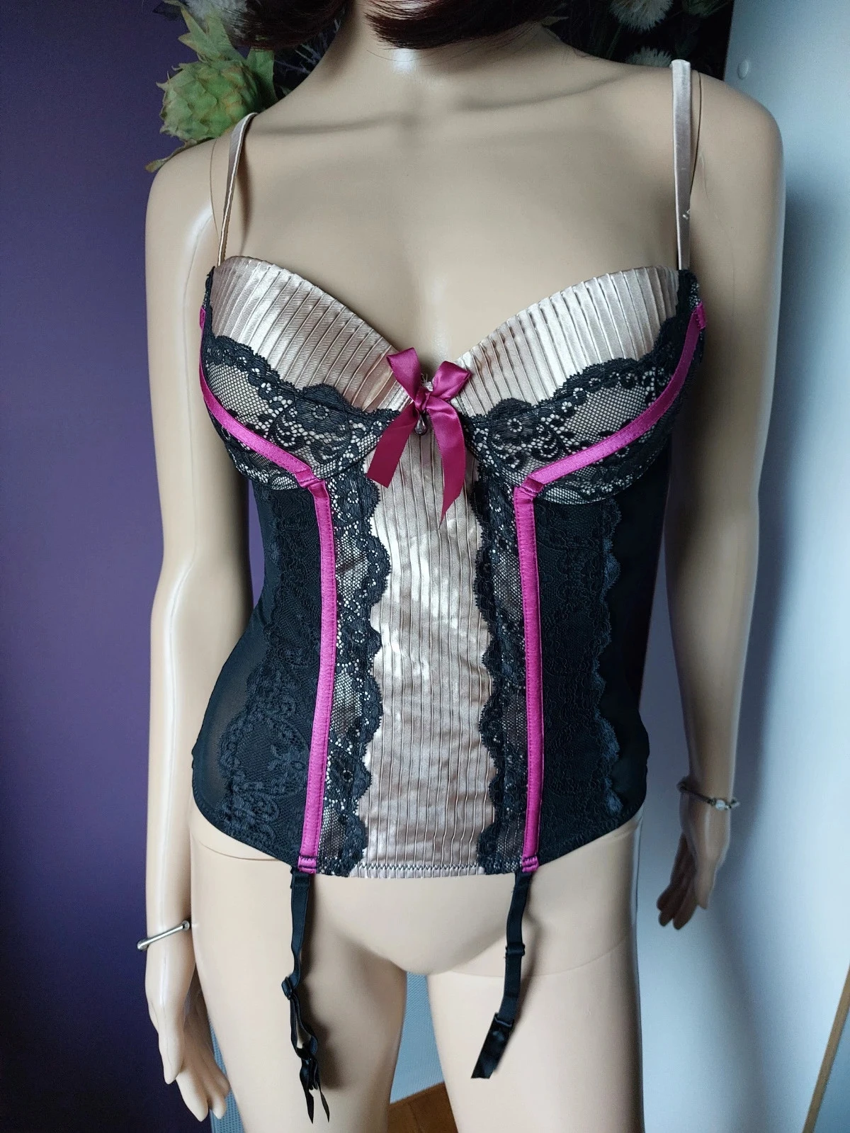 Bustier porte jarretelle ETAM au style glamour et raffiné. Taille 75B – photo 3